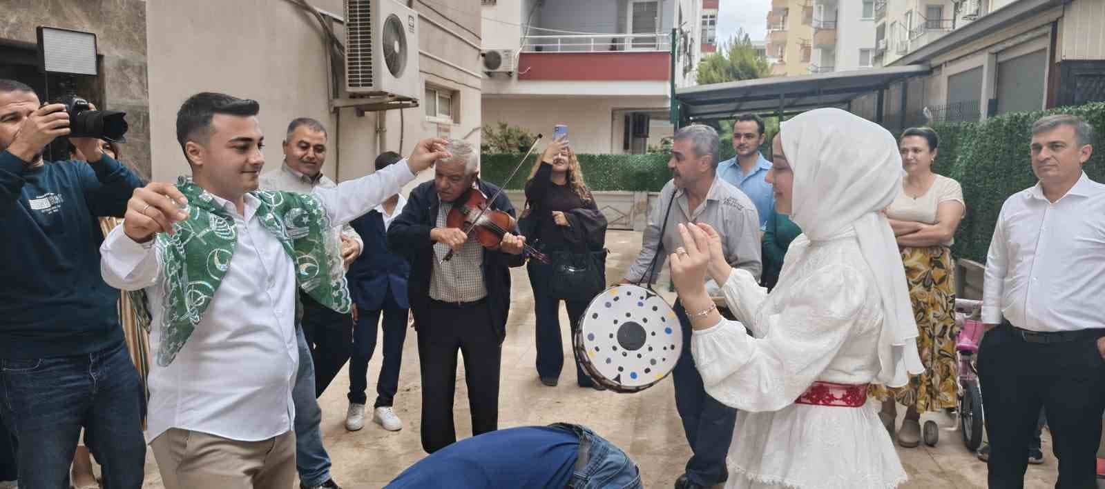 Mersin’de ilginç gelin alma: Damat, vinç sepetiyle 4. kata çıkarak gelini aldı
