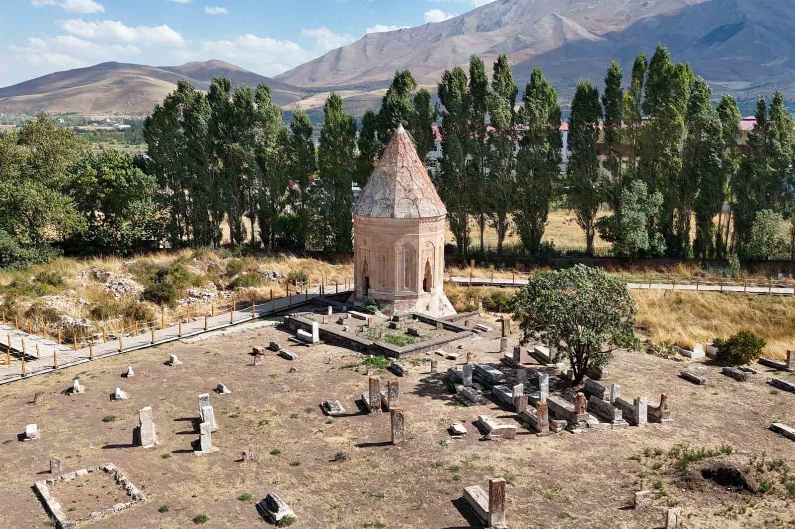 Tarihi Selçuklu Mezarlığı ve Halime Hatun Kümbeti'nde Koruma Çalışmaları Hızla Sürüyor