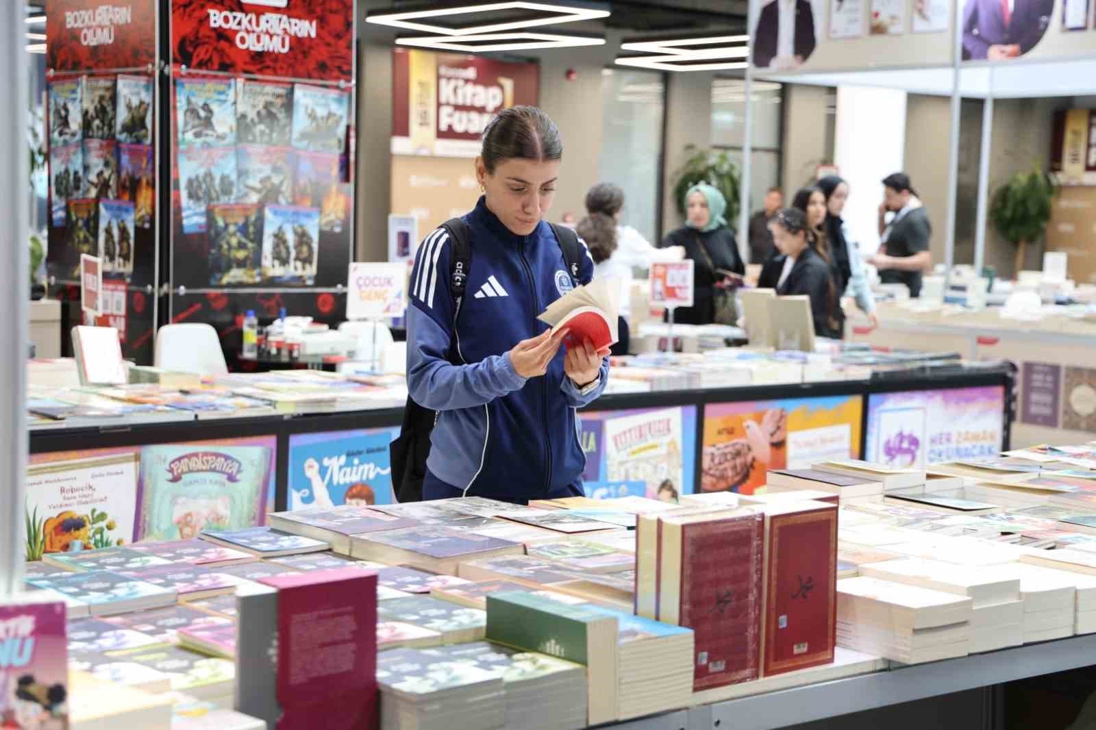 İrem Topaloğlu, Kocaeli Kitap Fuarı'nda İşaret Diliyle Kültür Etkinliklerini Takip Etti