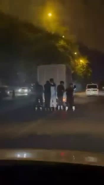 Diyarbakır'da Patenli Beş Genç, Pikap Arkasında Tehlikeli Yolculuk Yaptı