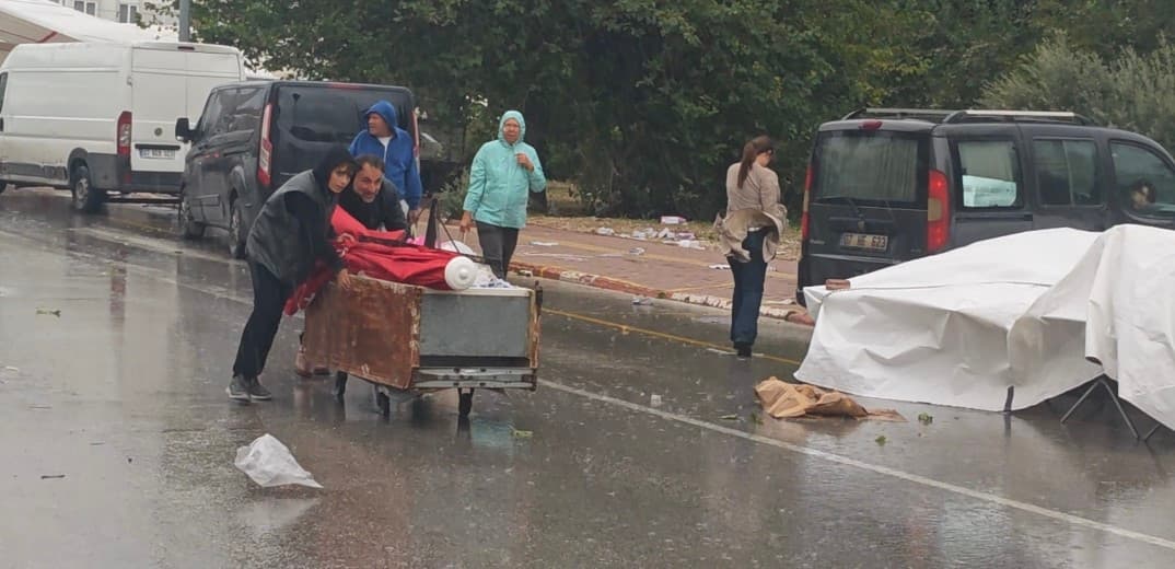 Antalya’da şiddetli rüzgar semt pazarını vurdu
