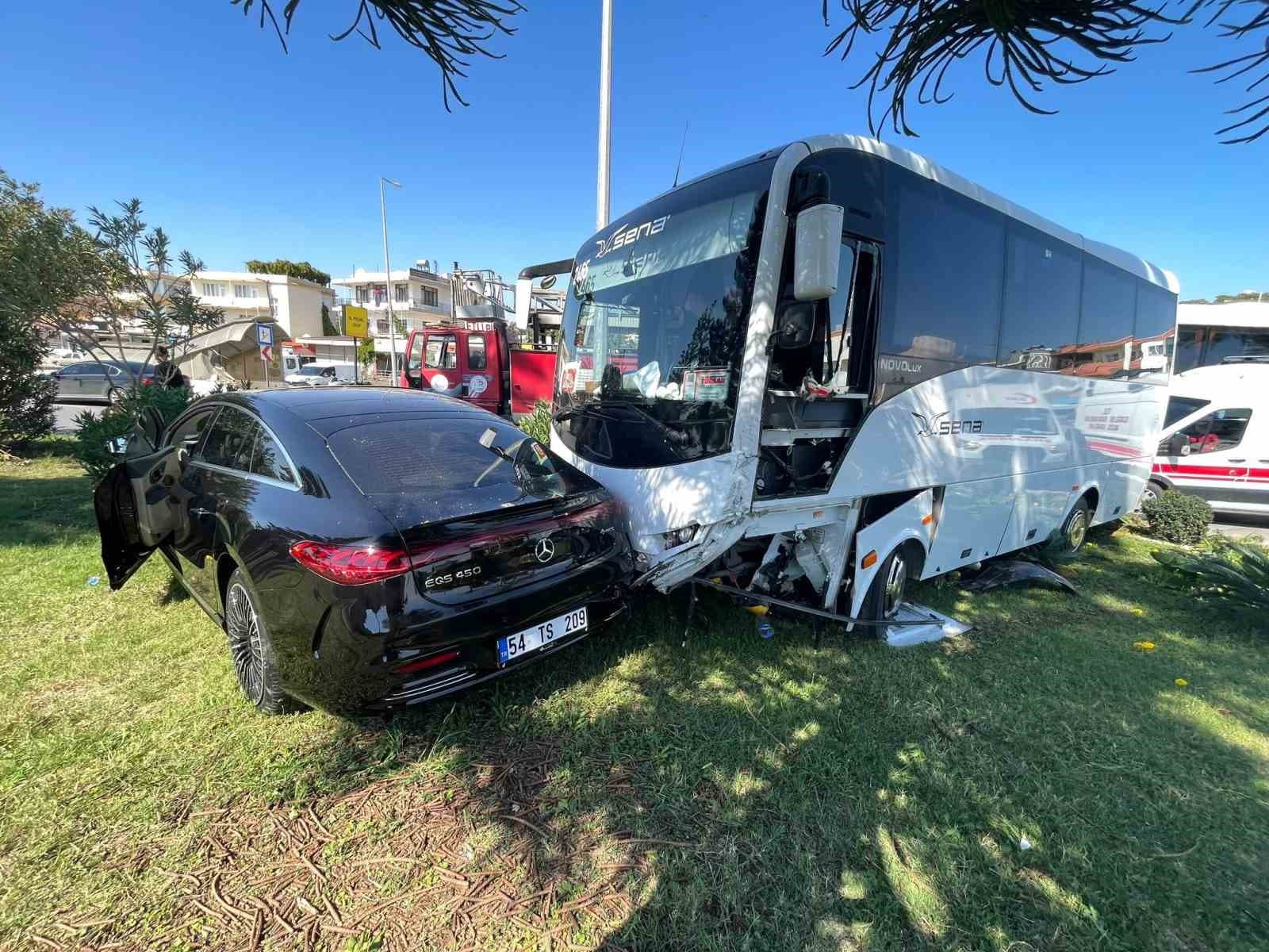 Antalya'da Midibüs ve Otomobil Çarpıştı: İki Kişi Yaralandı, Kaza Anı Kamerada
