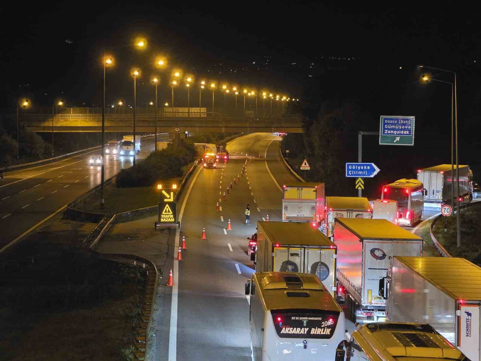 Anadolu Otoyolu'nda Kimyasal Yüklü Tır Devrildi: İstanbul Yönü Trafiğe Kapandı