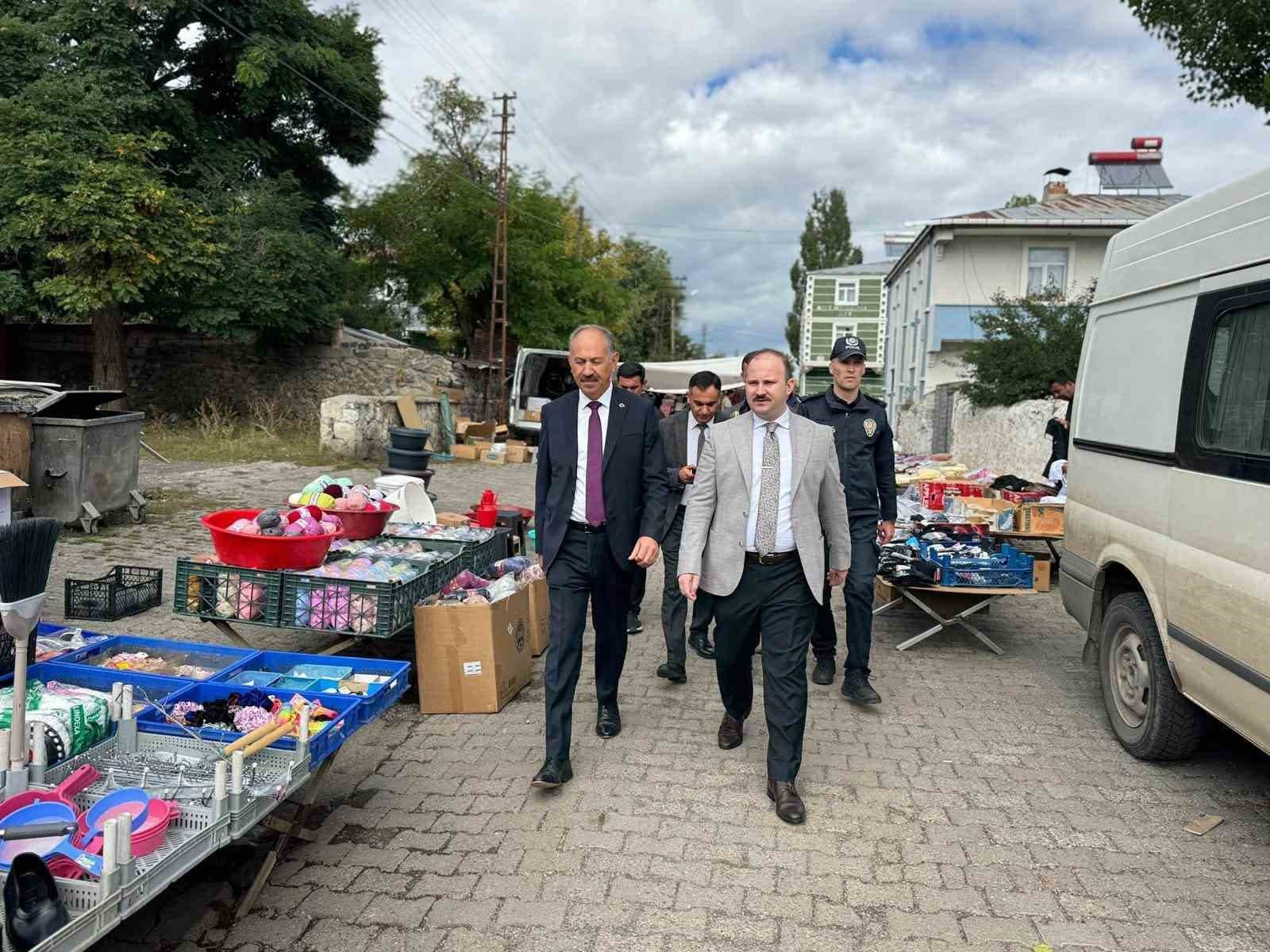 Arpaçay Kaymakamı ve Belediye Başkanı Pazar Yerinde Esnaf ve Vatandaşlarla Buluştu