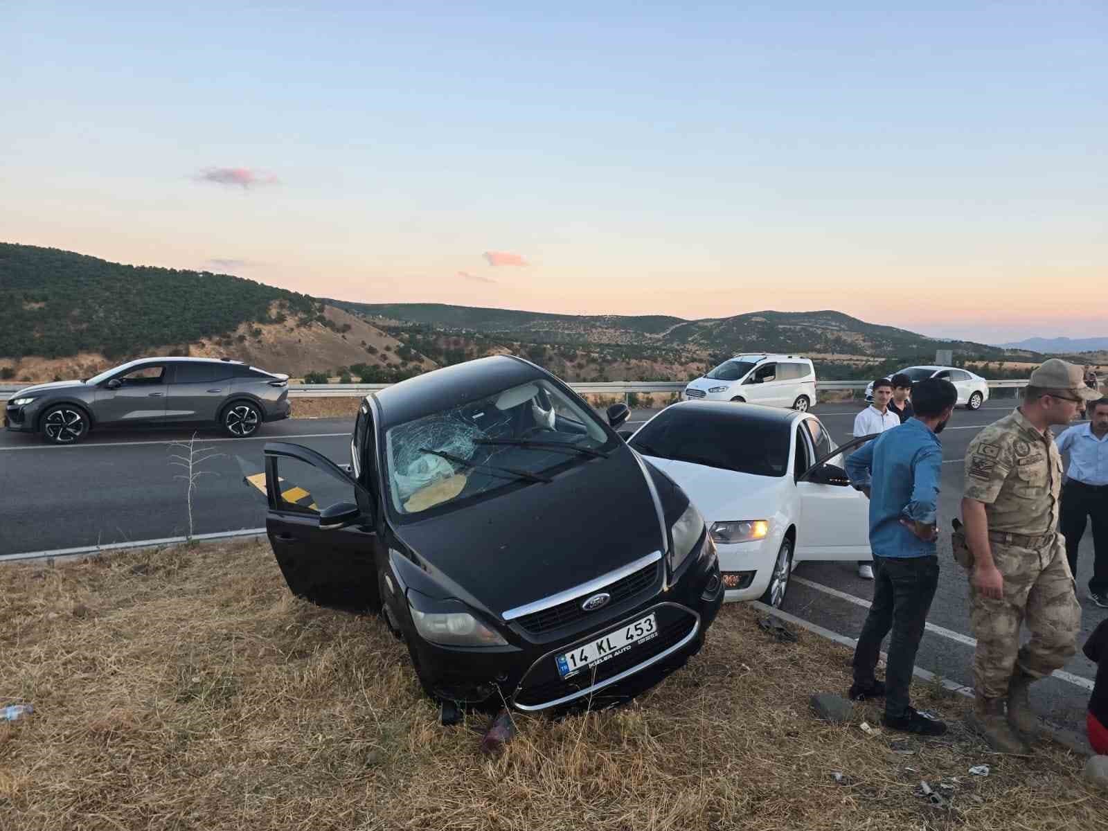 Bingöl'de Karayolu Kazası: Üç Kişi Yaralandı