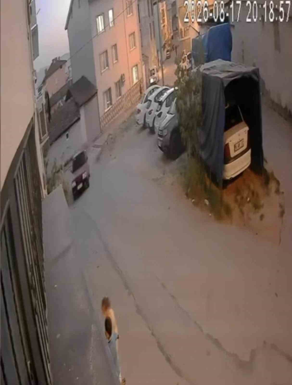 Çocukların Oyun Alanına Otomobil Drift Yaparak Girdi