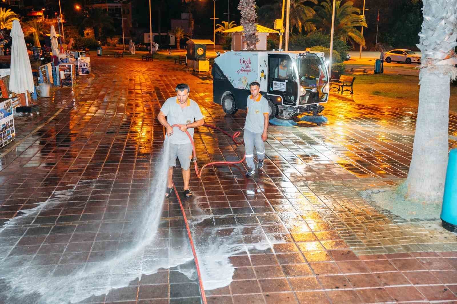 Alanya'nın Turistik Merkezi İskele Bölgesi Gece Çalışmasıyla Detaylı Temizlikten Geçti