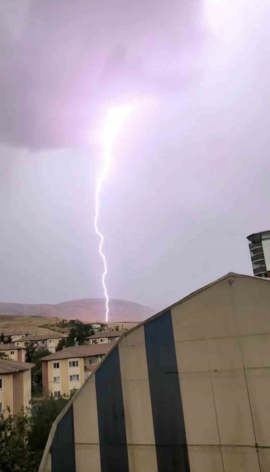 Siirt'te Yağış Sırasında Tarlaya Yıldırım Çarptı
