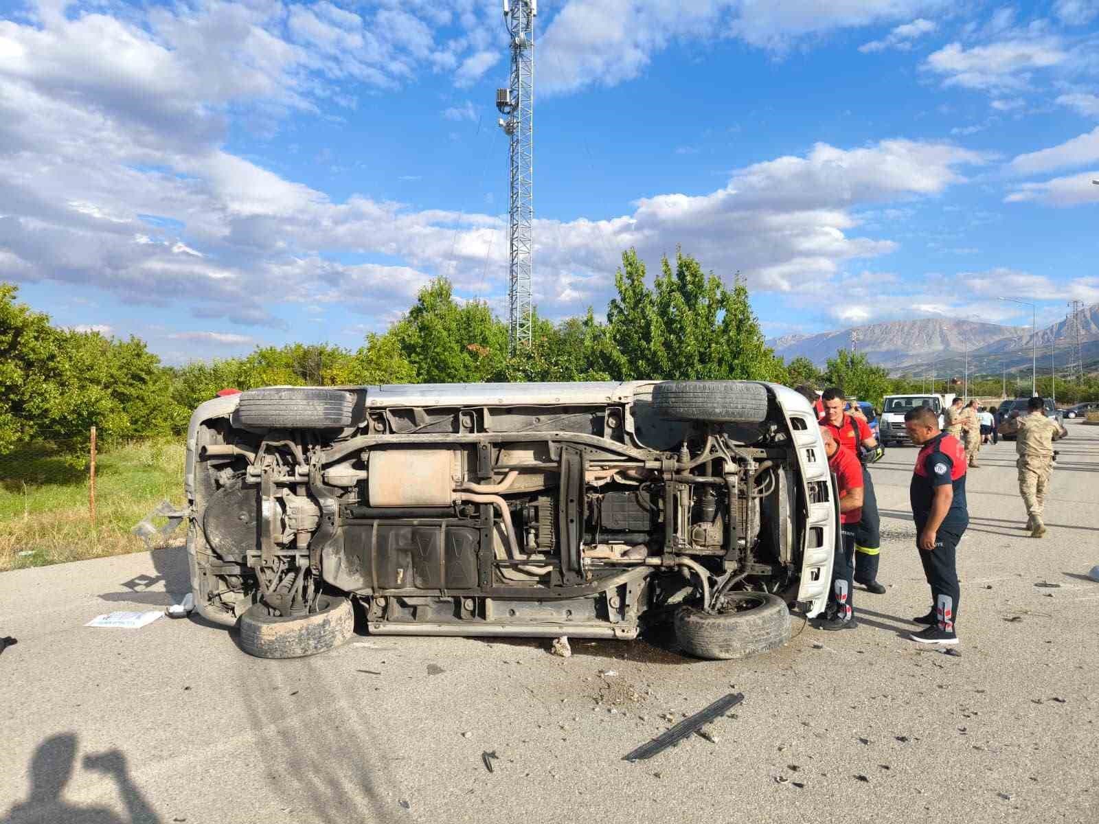 Erzincan'da Kontrolü Kaybeden Otomobil Direğe Çarptı