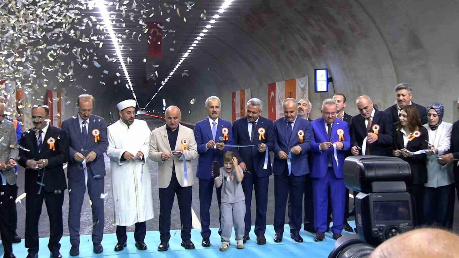 Abdulkadir Uraloğlu: "Çamlıhemşin Tüneli ve Ayder Yolu ile Her Yıl 772 Milyon Lira Tasarruf Elde Edeceğiz"