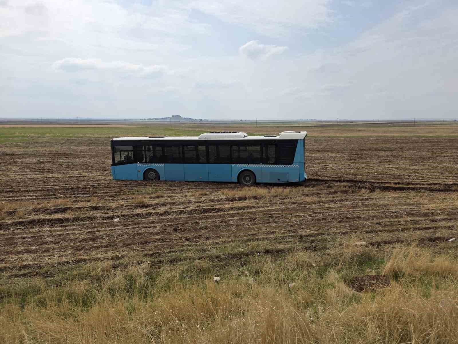 Diyarbakır'da Otobüs Kontrolünü Kaybetti, Tarlaya Daldı