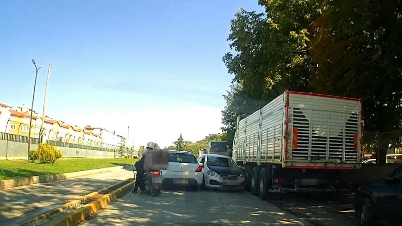Sürücülerin Tehlikeli Anı: Ters Yönden Giren Otomobil, Çarpışmadan Son Anda Kaçındı