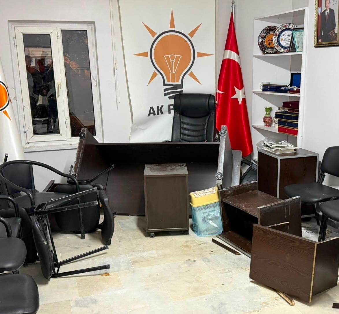 Emet'te AK Parti İlçe Başkanlığı Binasına Saldırı: Maddi Hasar Kayıtlara Geçti