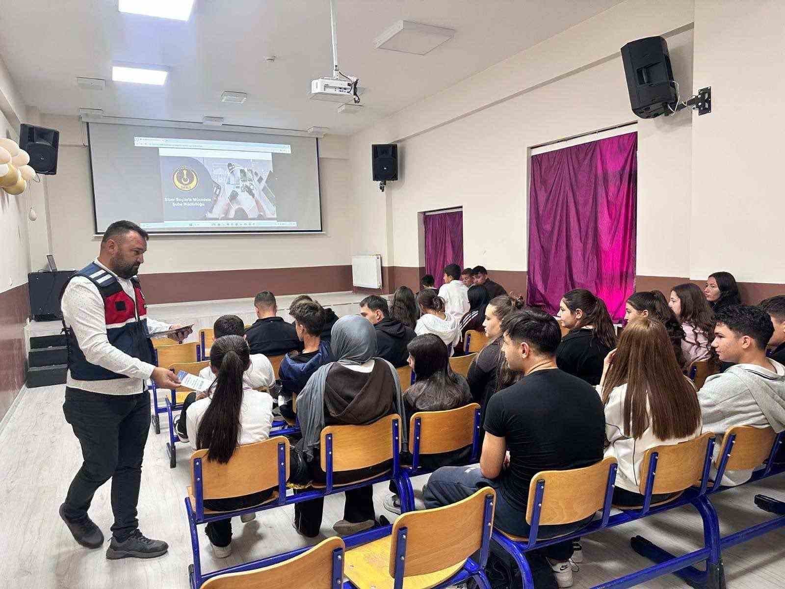 Jandarma, Dinar'da Öğretmen ve Öğrencilere Siber Güvenlik Eğitimi Verdi
