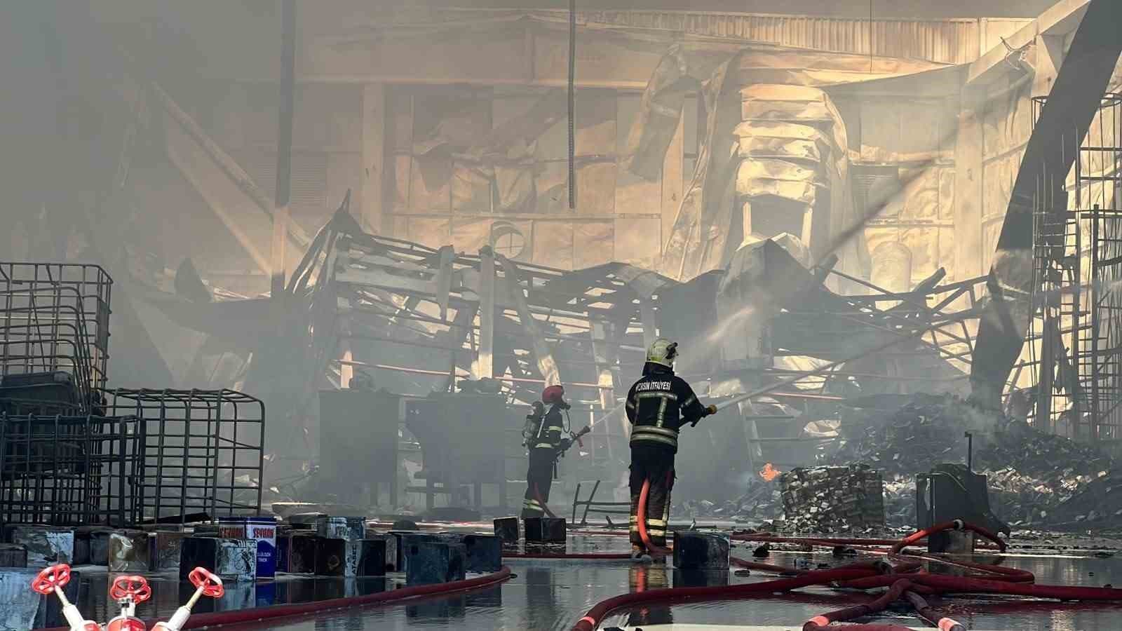 Mersin'de Temizlik Malzemesi Fabrikasında Çıkan Yangın Kontrol Altına Alındı