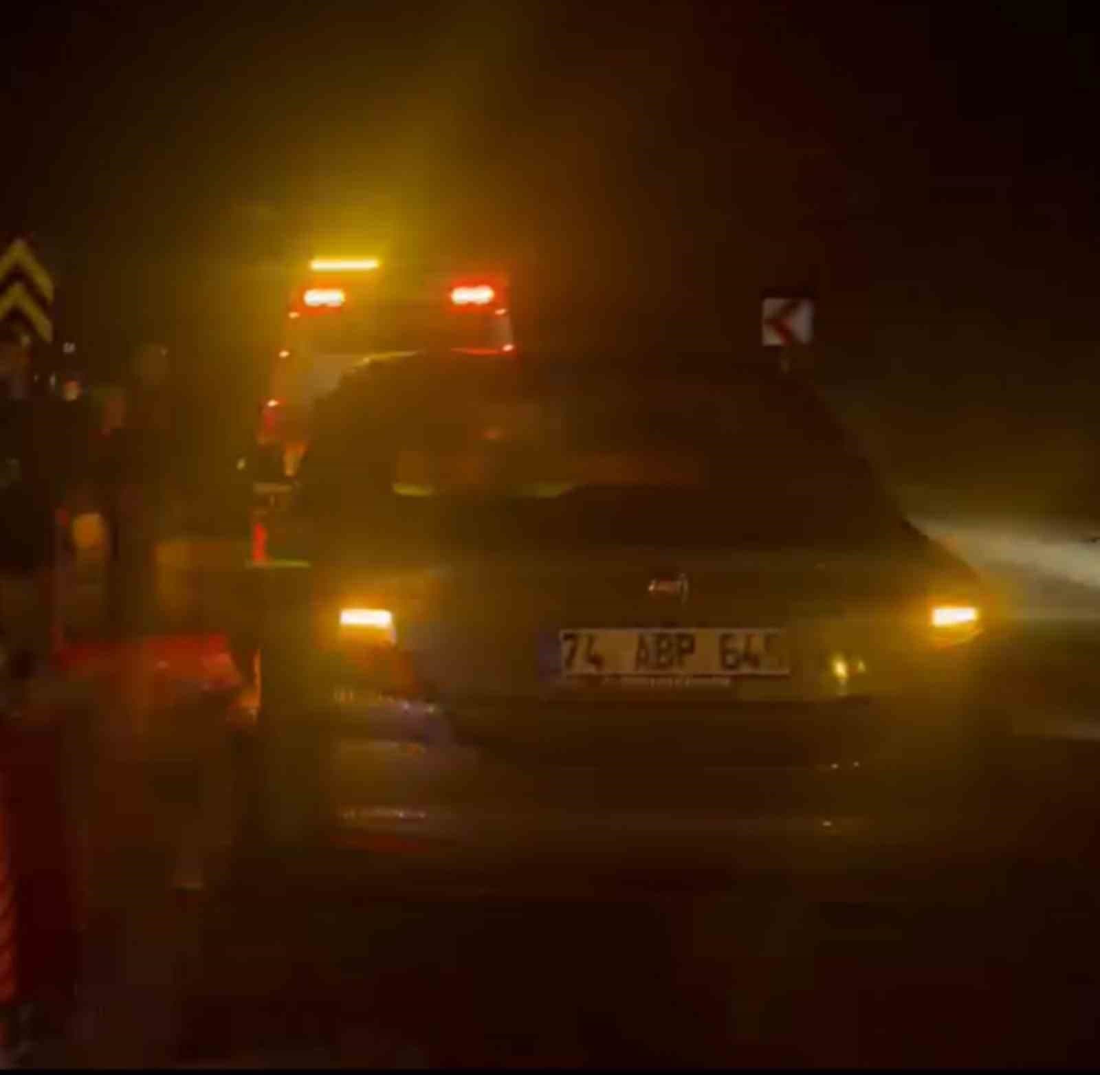 Zonguldak'ta Kavşakta İki Otomobil Çarpıştı