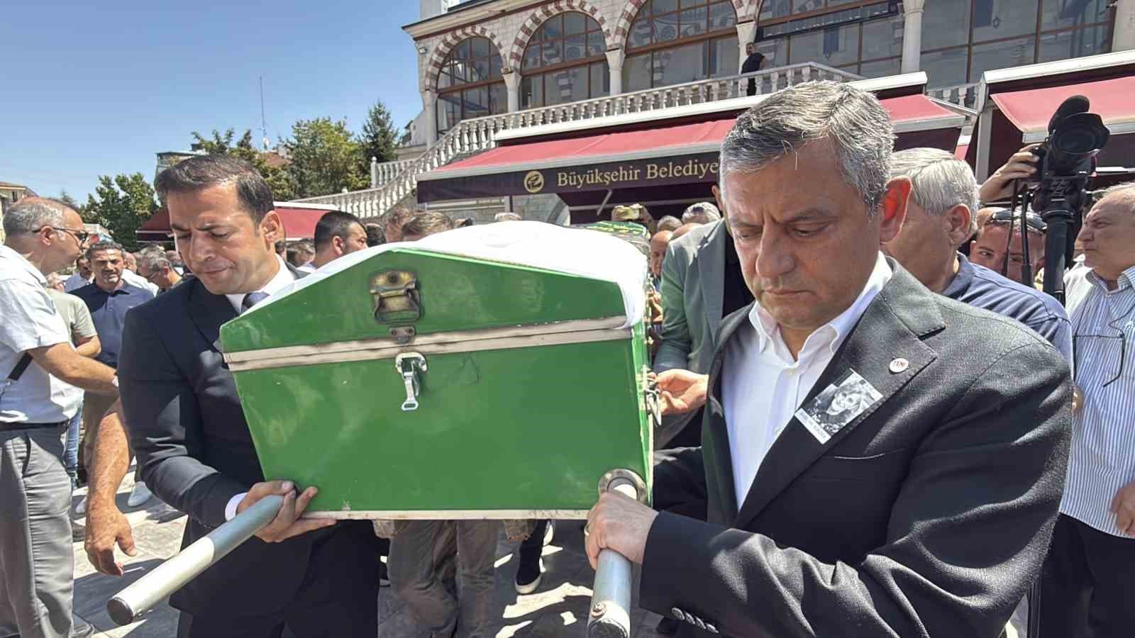 Eskişehir Büyükşehir Belediye Başkanı Yılmaz Büyükerşen’in Kardeşi Güzin Büyükerşen Toprağa Verildi