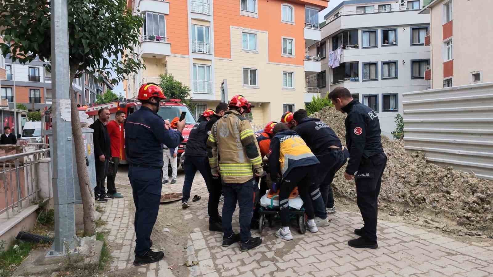 Avcılar'da Yaşlı Kadın Tehlikeye Düşer: Rögar Kapağı Açıldı, Kurtarma Çalışmaları Yapıldı