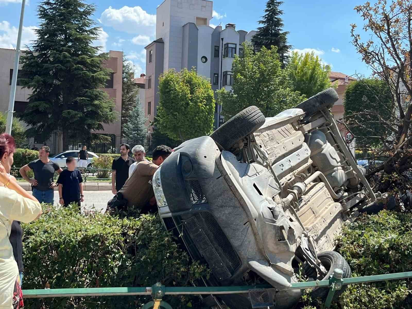 Eskişehir'de Ticari Araç Kontrolünü Kaybetti, Ağacı Devirip Takla Attı