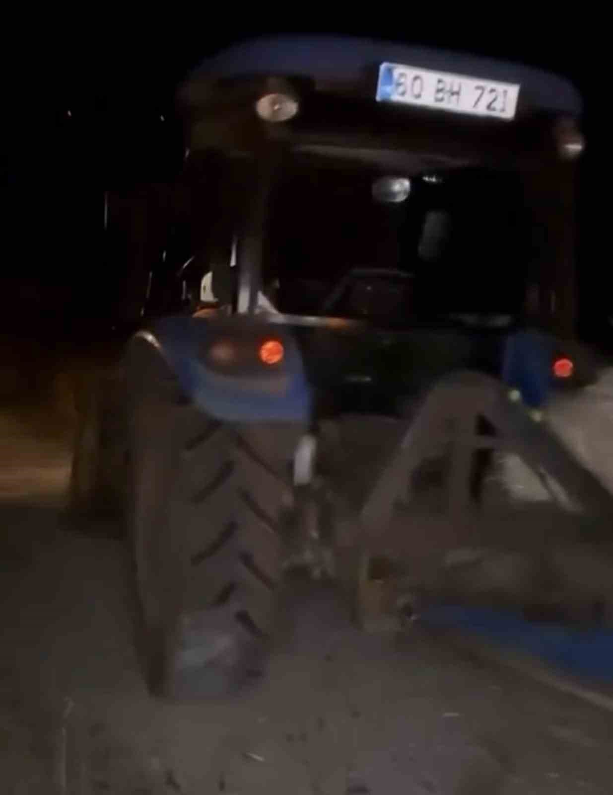 Trafikte Saman Balyası Kullanımı Tartışma Yarattı: Otomobil Traktöre Çarptı