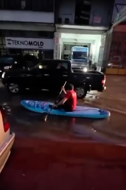 Yağışların Tetiklediği Su Baskınıda Vatandaş SUP ile Gezintiye Çıktı