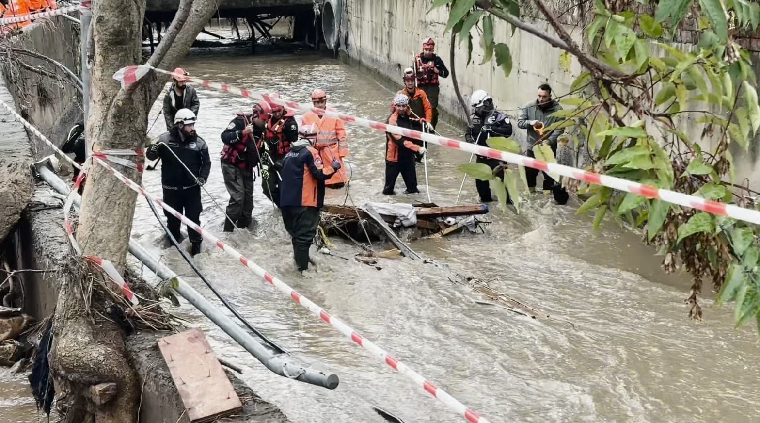 Ayazağa’da sel felaketi sonucu kaybolan 3 kişiyi arama kurtarma çalışmaları sürüyor