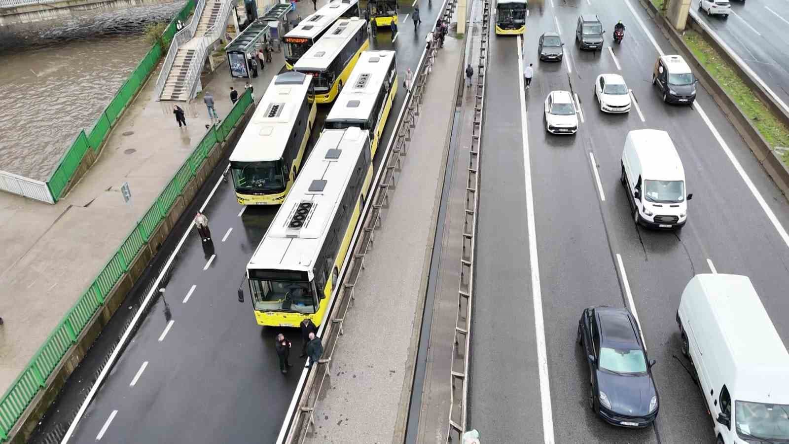 İETT Otobüsü Arızası Kadıköy D-100 Karayolu'nda Trafiği Felç Etti