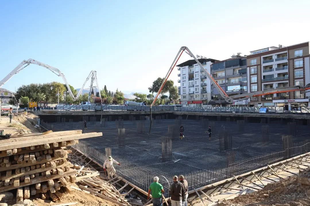 İncirliova'da Yeni Cumhuriyet Meydanı ve Yeraltı Otoparkı İnşaatında Temel Aşama Başladı