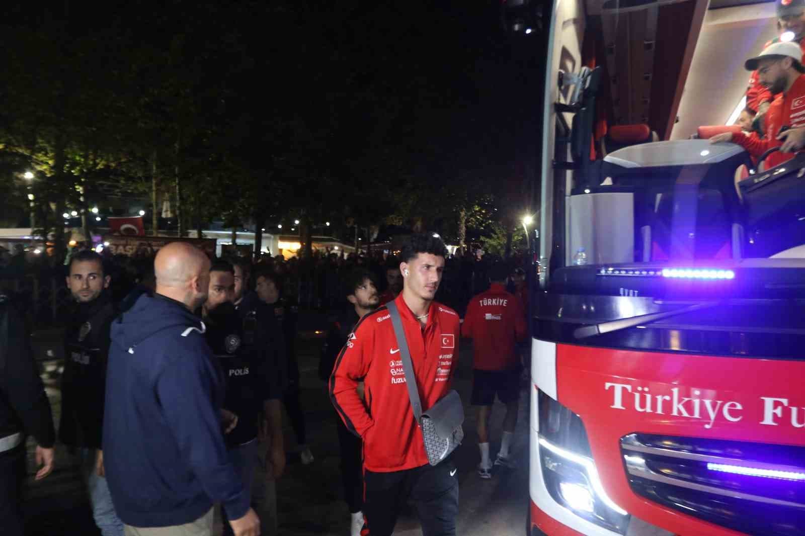 Milli Takım, Fransa Maçı Öncesi Karşılanırken Yüzlerce Taraftarın Sıcak Karşılaması