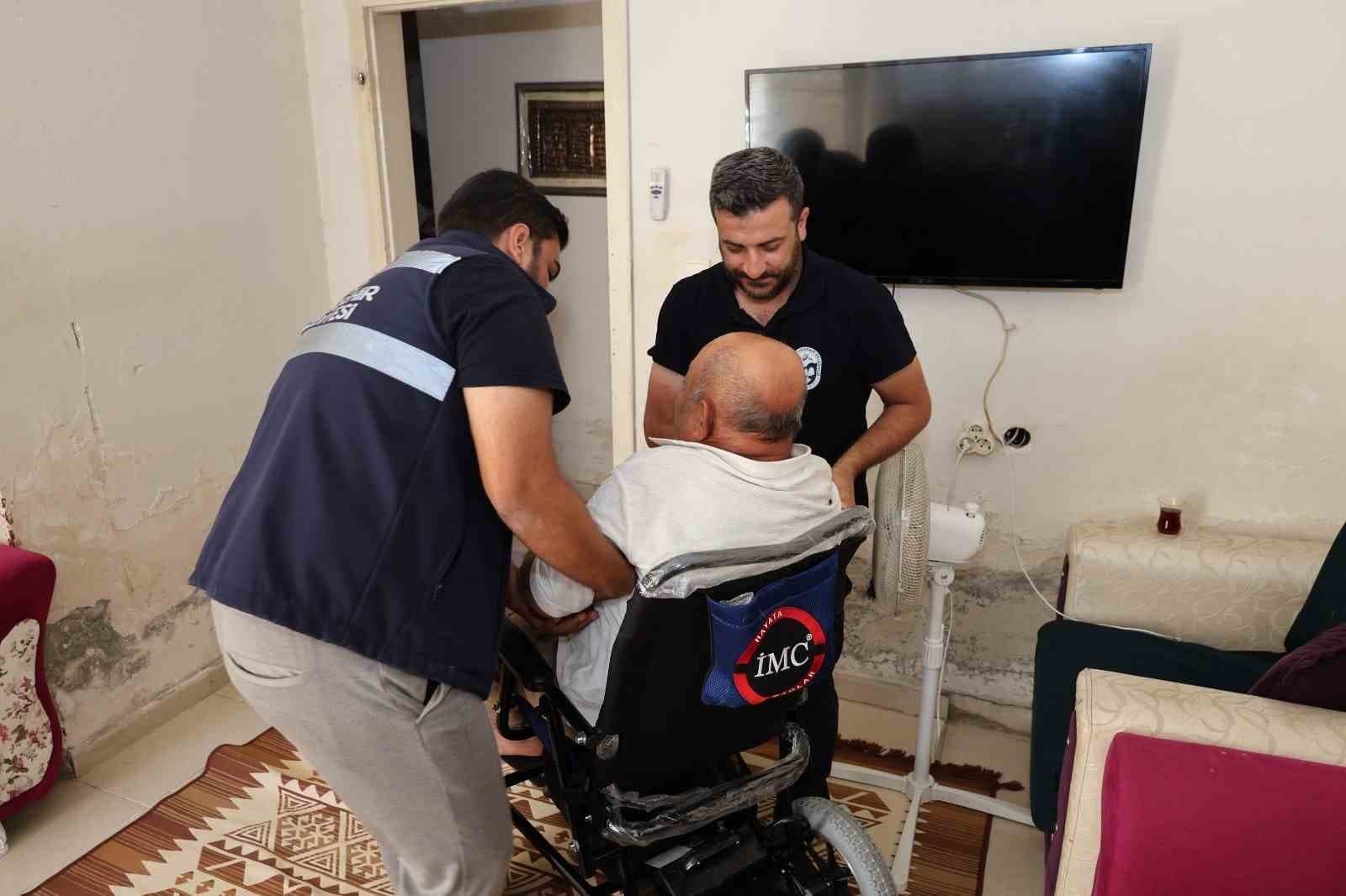 Hatay Büyükşehir Belediyesi, Reyhanlı'da Engelli Vatandaşa Akülü Tekerlekli Sandalye Temin Etti