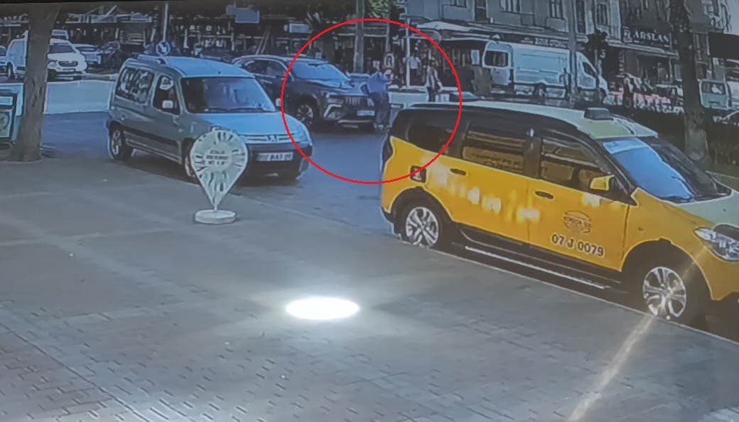 Otomobilin Çarpmasıyla Kadın Metrelerce Havaya Fırladı