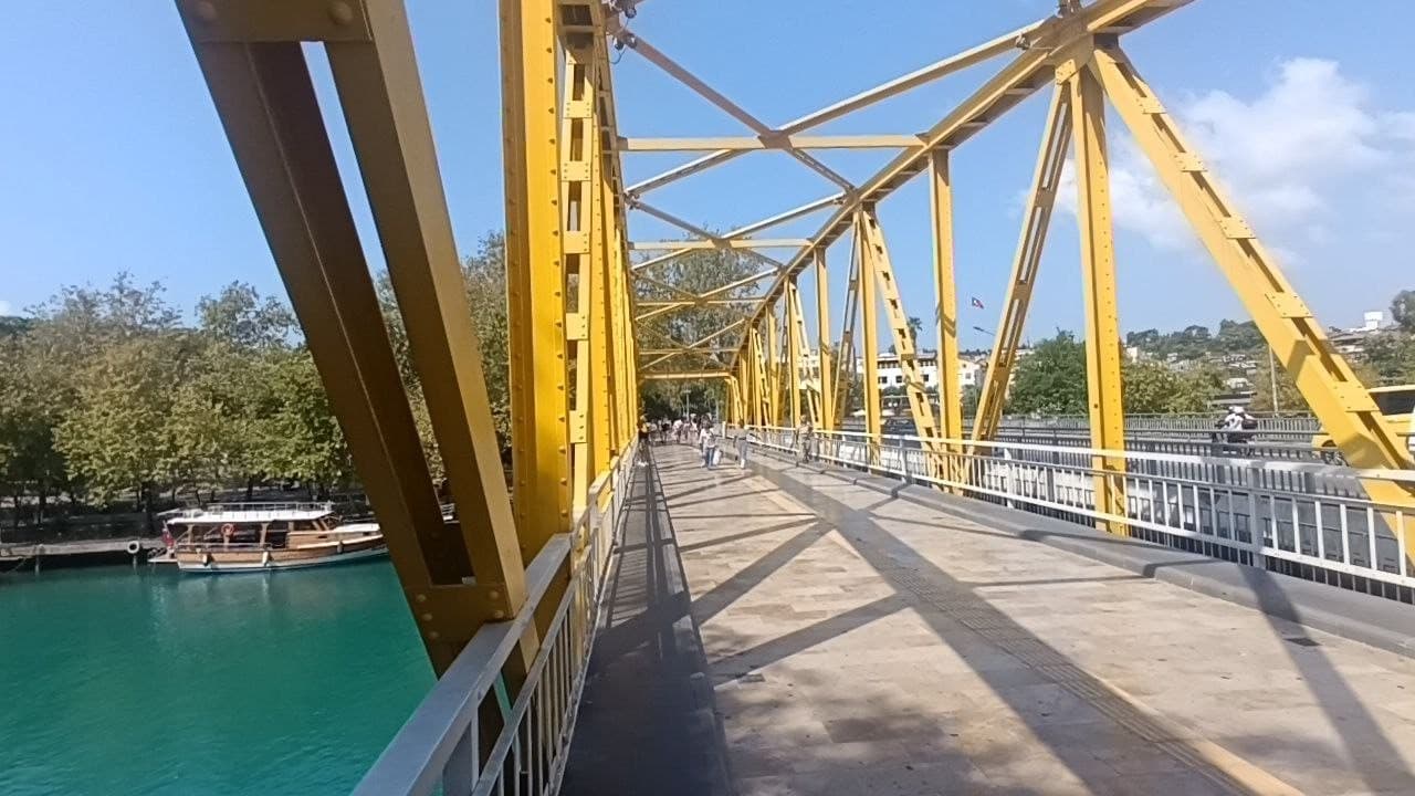 Manavgat Irmağı’nda Gençlerin Tehlikeli Serinleme Yöntemi