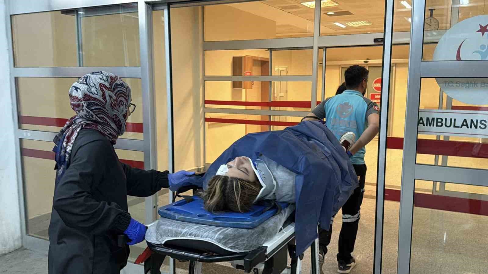 İki Otomobil ve Bir Motosiklet Çarpıştı: İki Kişi Yaralandı