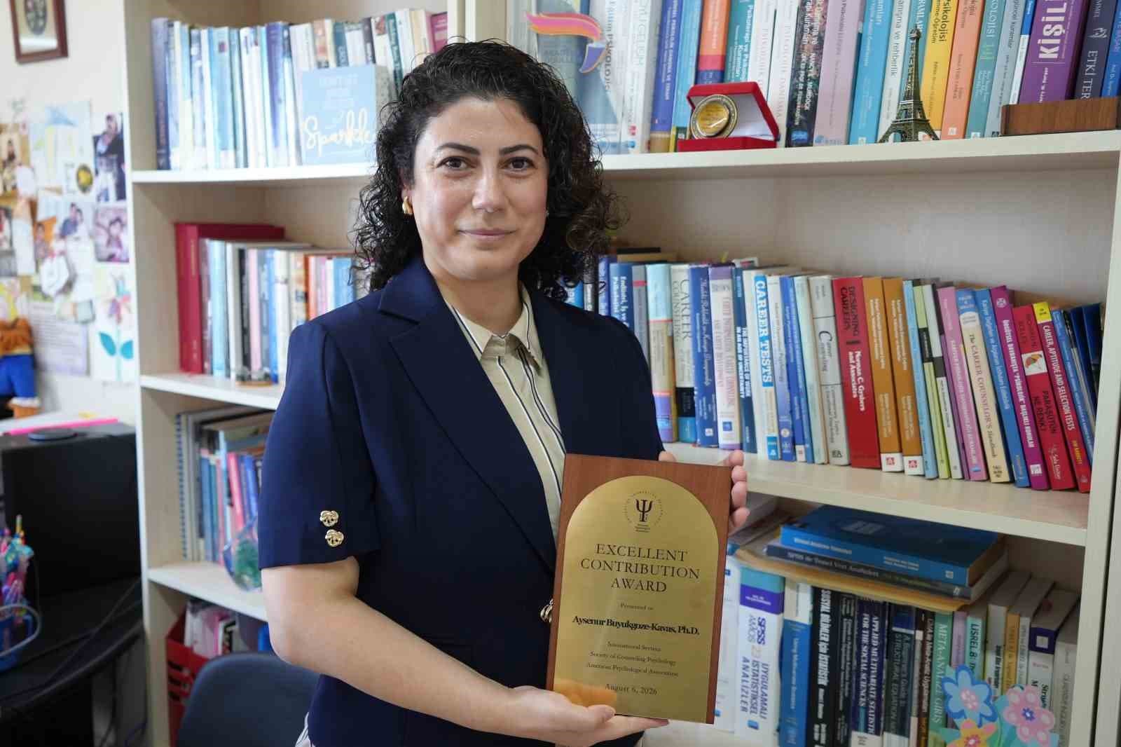 ABD'den Ödül Alan Profesör: Gençlerin Temel Sorunu Belirsizlik