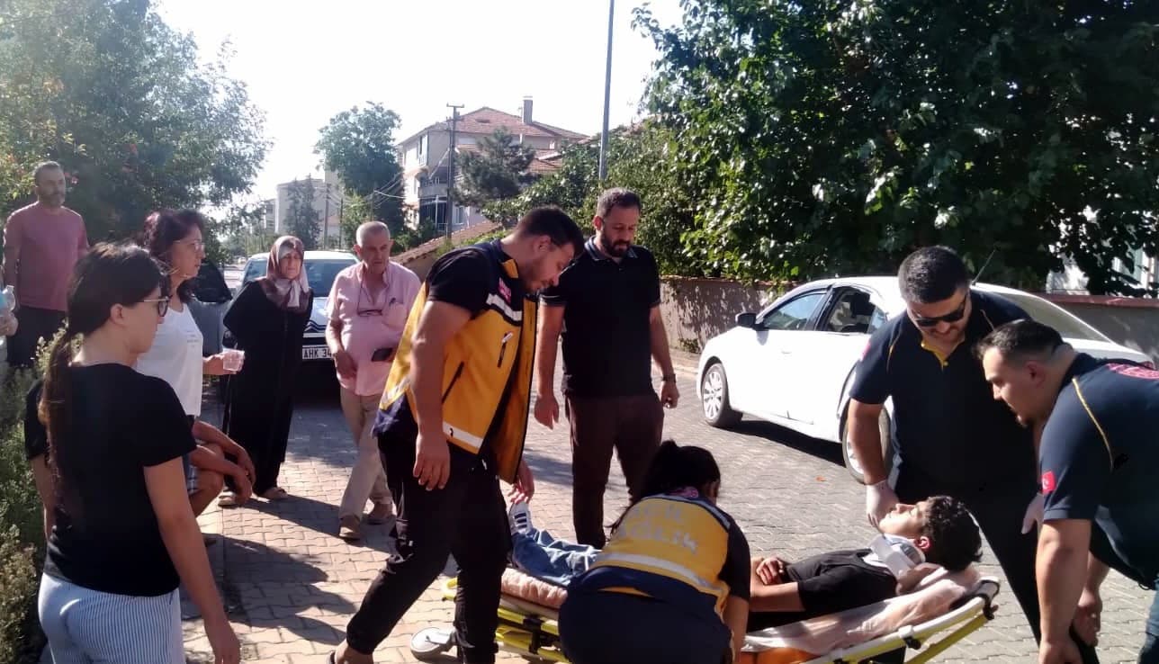 Muratlı'da Motosiklet ve Otomobil Çarpışması: Bir Sürücü Yaralandı