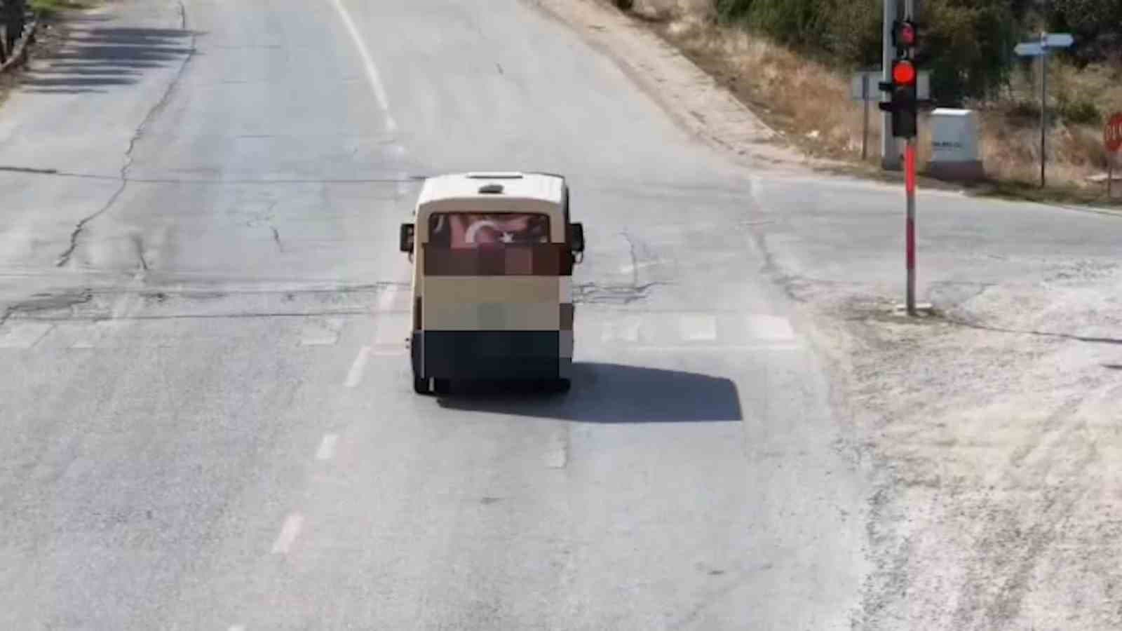 Kırmızı Işık İhlali Yapan Minibüs Sürücüsü Dronla Takip Edilerek Durduruldu