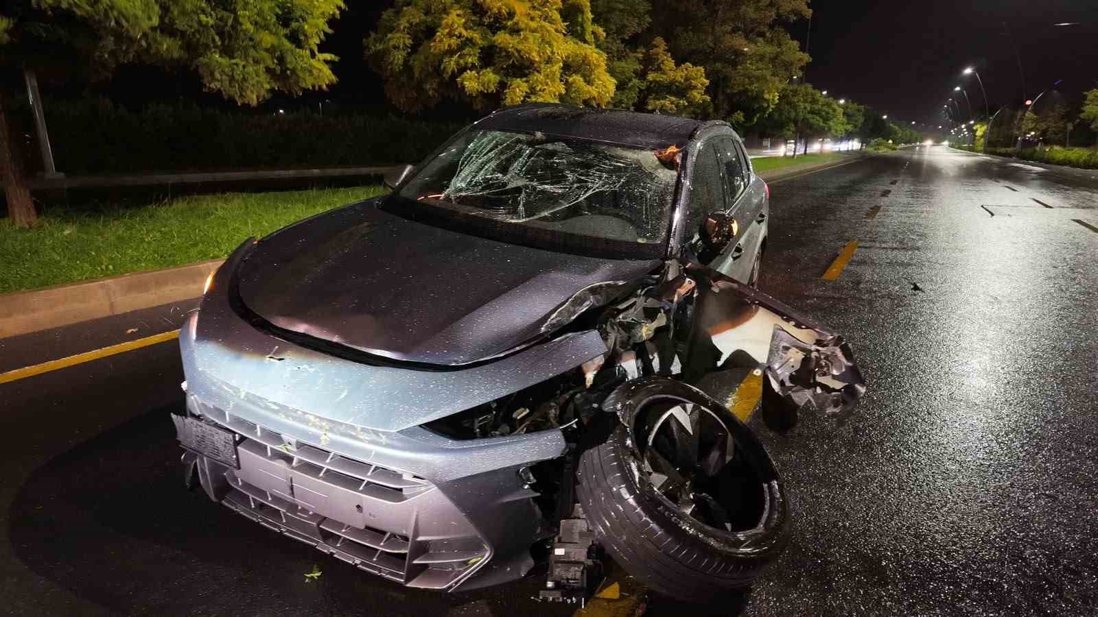 Niğde'de Kontrolden Çıkan SUV, Refüje Çıktı ve Ağaca Çarptı