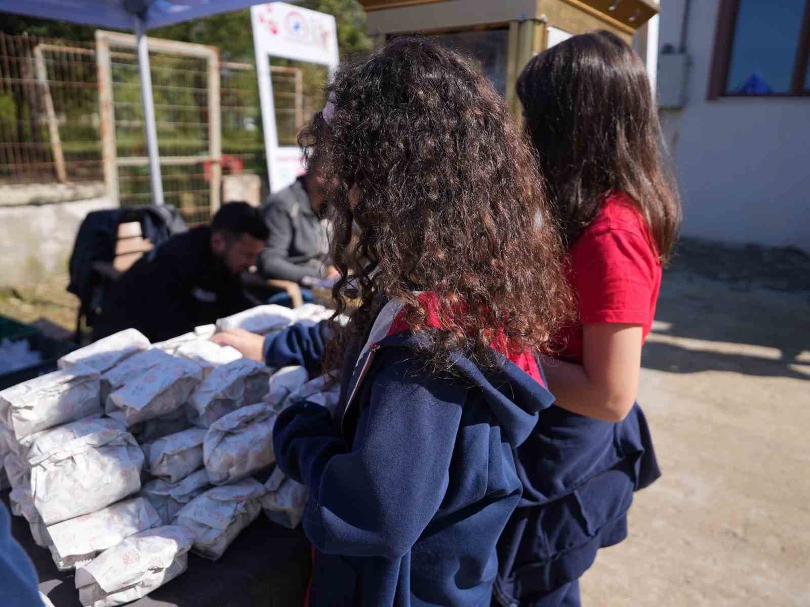 Düzce'de Öğrenciler Hayvanlara Destek Oldu