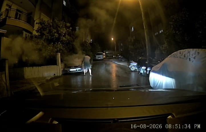 Paramedik Dumanı Tespit Etti ve Anında Müdahale Etti: Park Halindeki Aracı Yangından Korudu