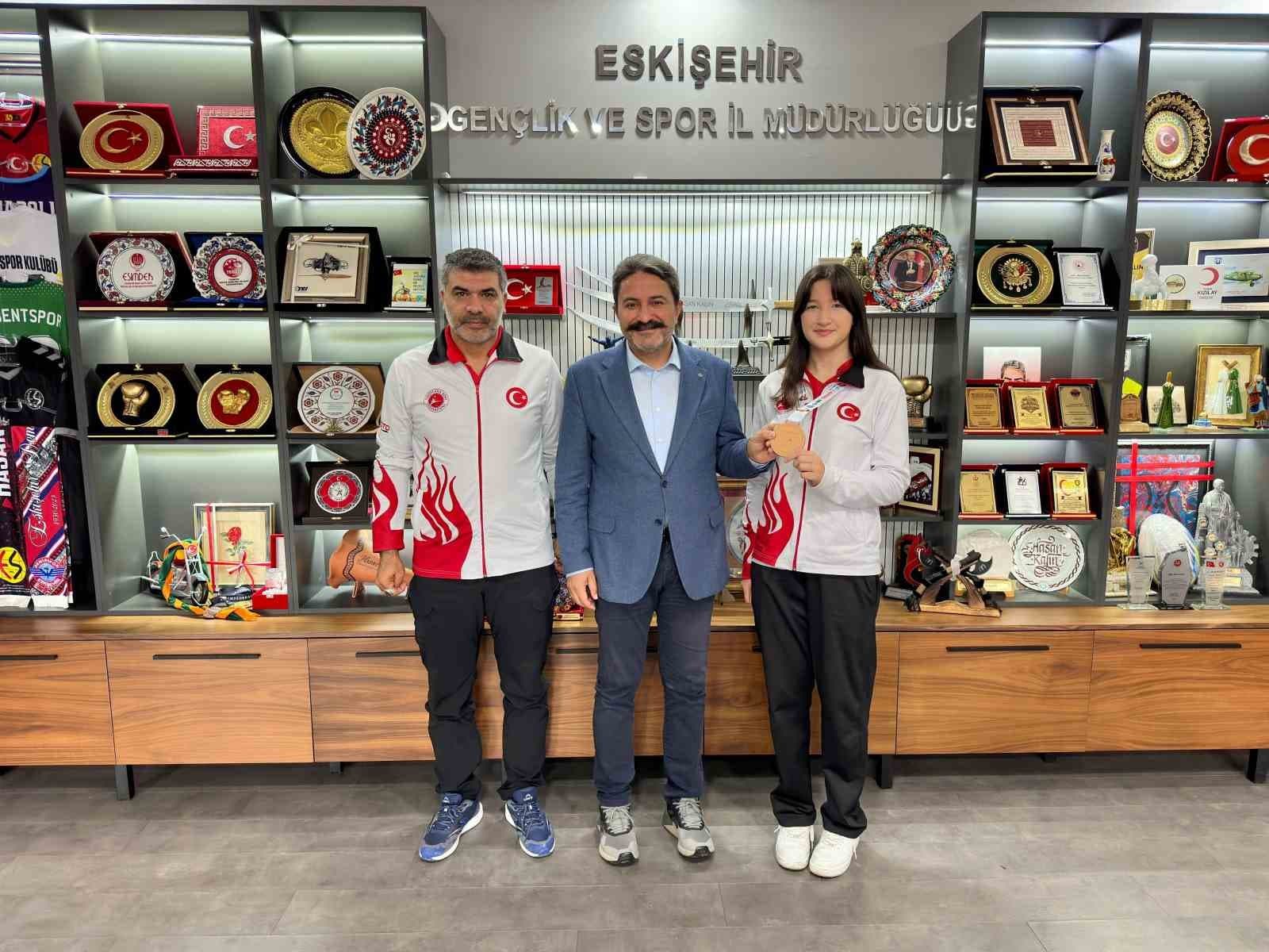 Eskişehir Sporcusu Rabia Şafak Dünya Kick Boks Şampiyonası'nda Üçüncülük Kazandı