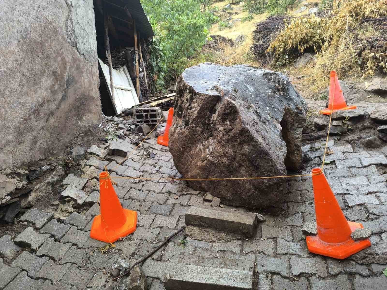 Çatak'ta Yağmur Sonrası Kaya Ev Üzerine Düştü