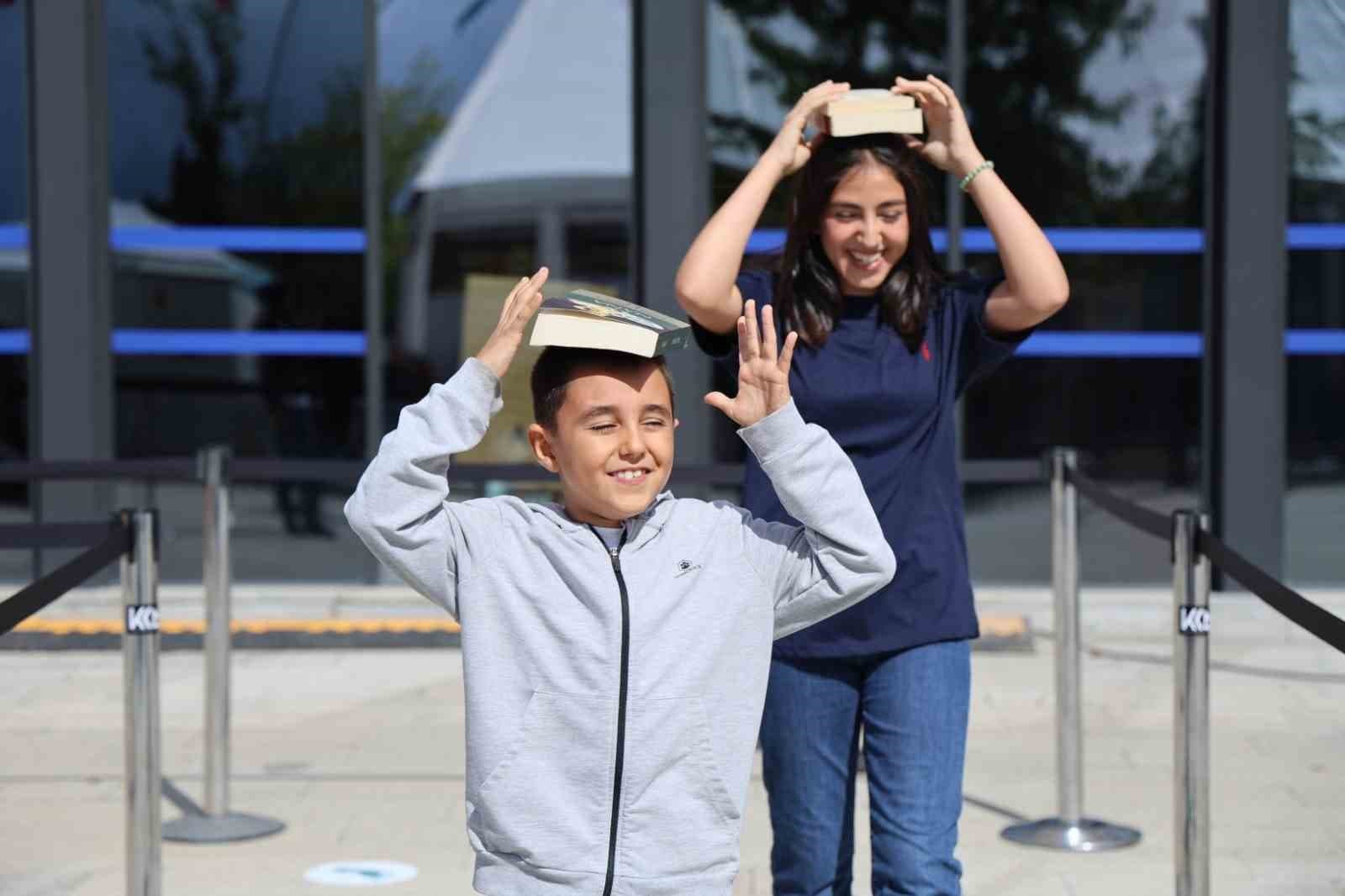 Kitap Sevgisi Denge Oyununa Dönüştü: Ziyaretçiler Başlarının Üstünde Kitap Taşıma Yarışmasına Katıldı