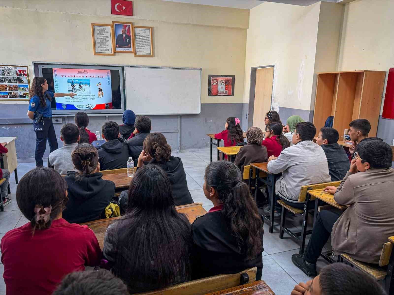 Muradiye'de Öğrencilere Polislik, Trafik ve Güvenli İnternet Eğitimi Verildi