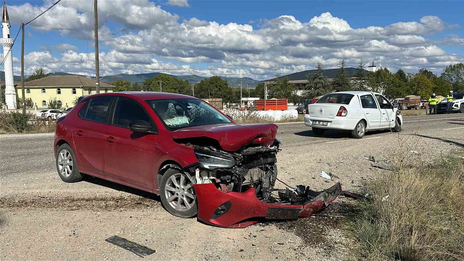 Kastamonu'da Otomobil Çarpışması: Üç Kişi Yaralandı