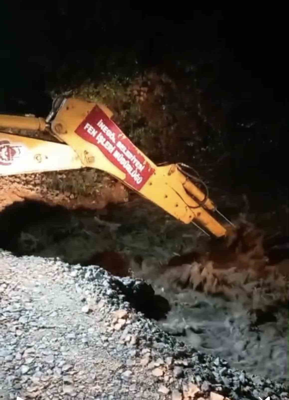Bursa’da yağış köprüyü çökertti, sürücüler mahsur kaldı: İmdada belediye ekipleri yetişti