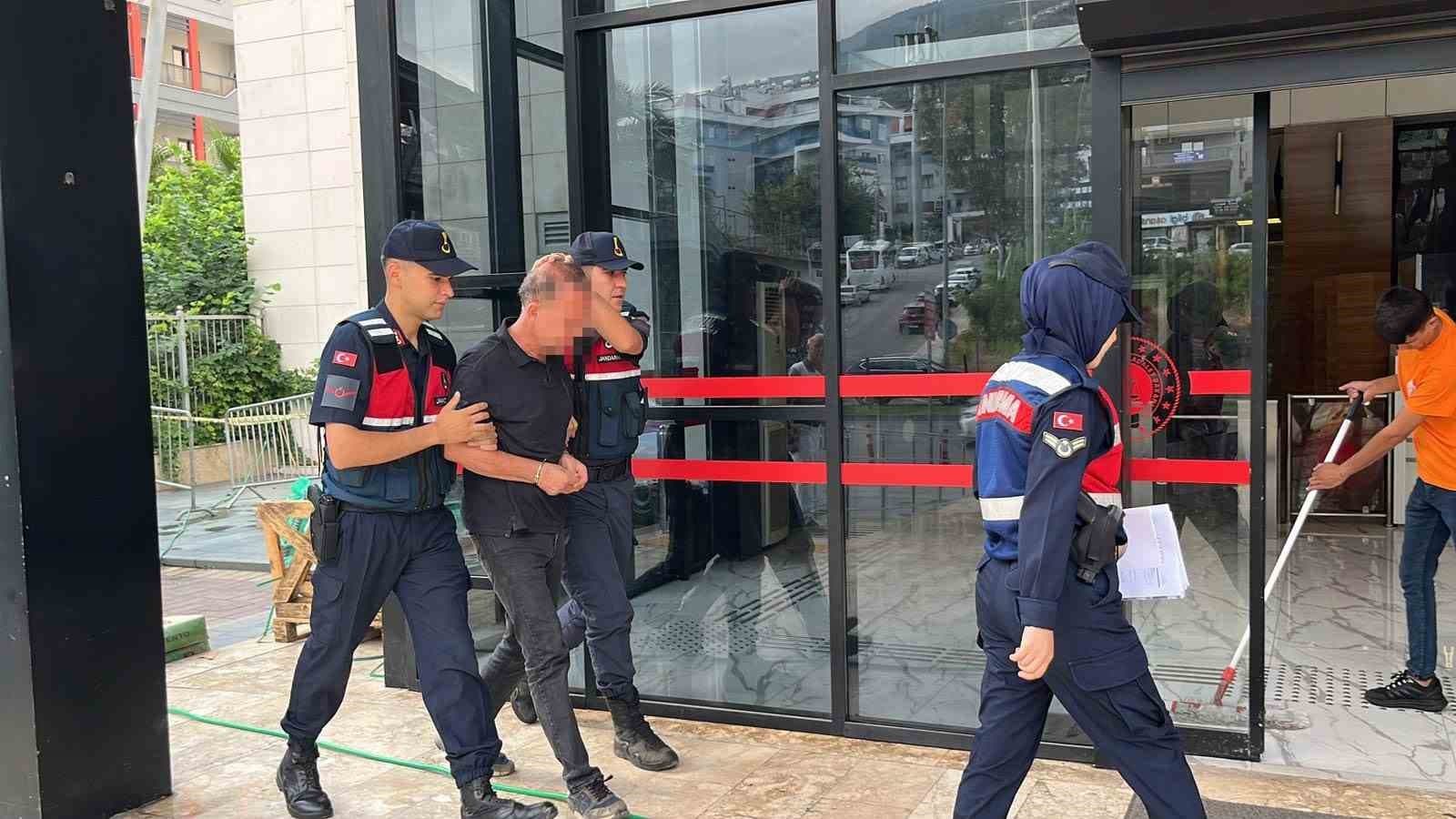 Alanya'da Eşini ve Kayınvalidesini Bıçaklayan Kişi Mahkemeye Çıkarıldı