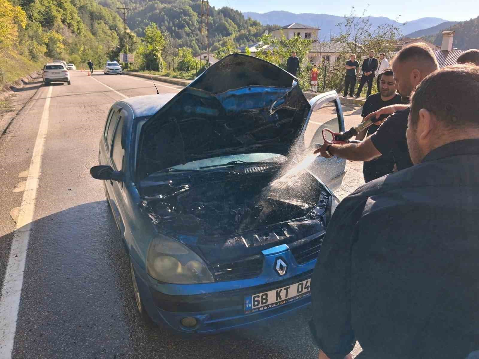 Kastamonu'da Seyir Halindeki Otomobildeki Yangın İtfaiye Tarafından Kontrol Altına Alındı