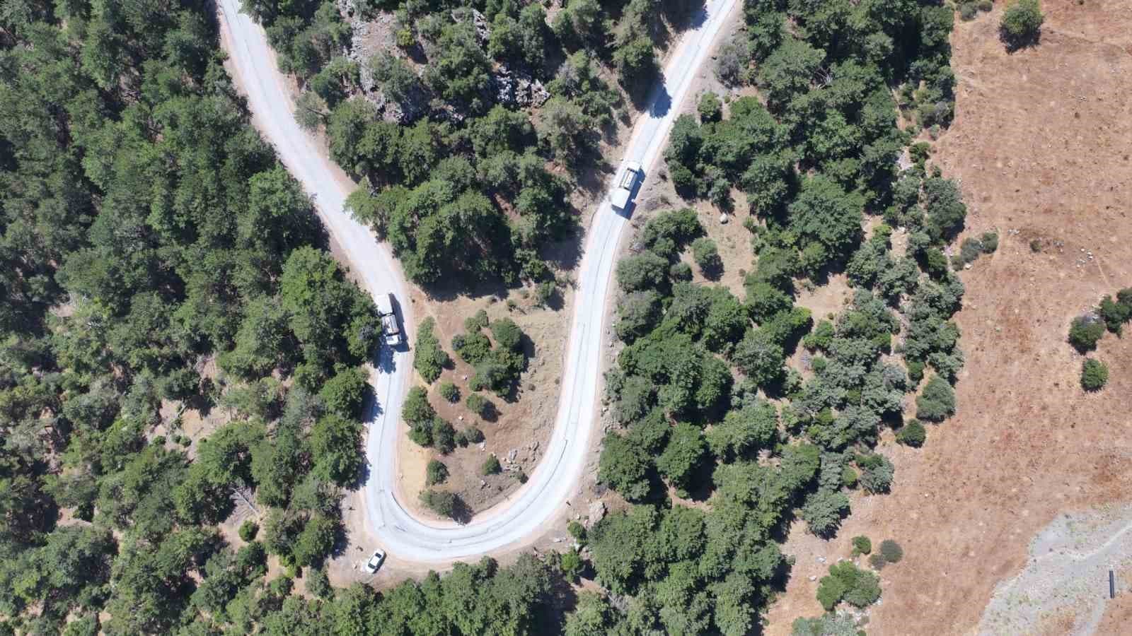 Manisa'da Ayvacık Mahallesi Yolunda 6 Kilometrelik Asfalt Yenileme Çalışması Sürüyor
