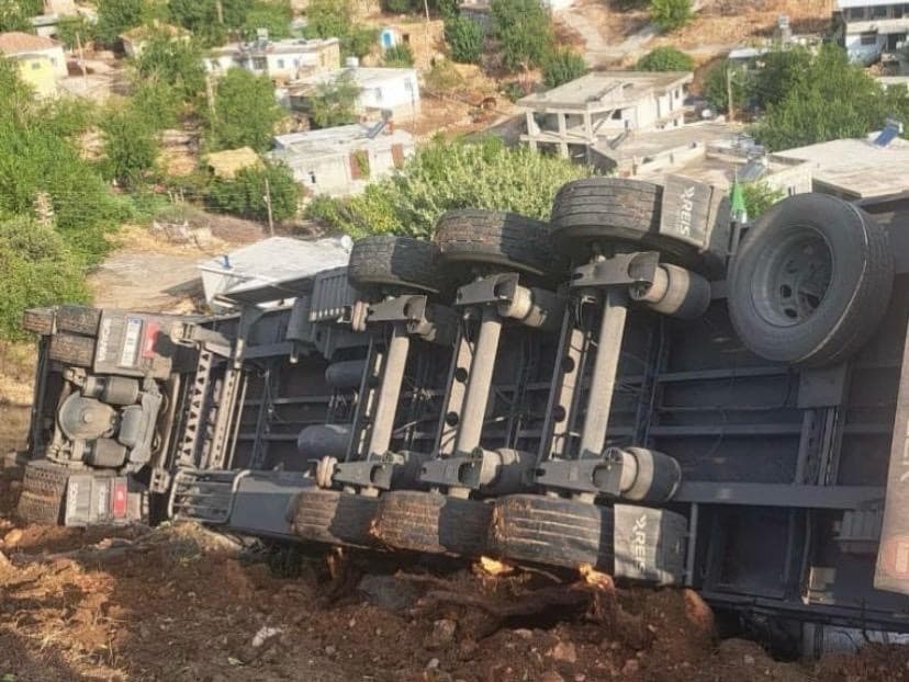 Rampada Kontrolden Çıkan Tır Devrildi: Bir Kişi Yaralandı