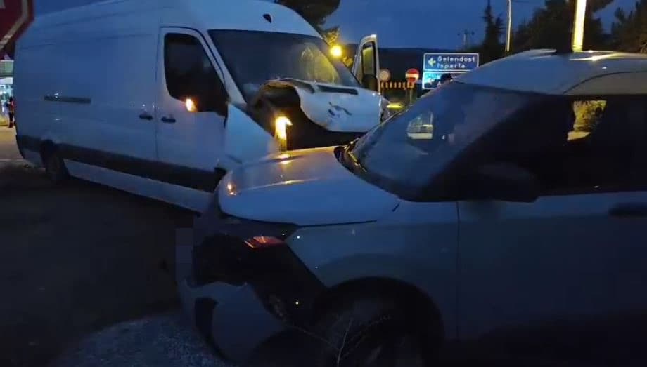 Isparta Yalvaç'ta Araç Çarpışması: Bir Kişi Yaralandı